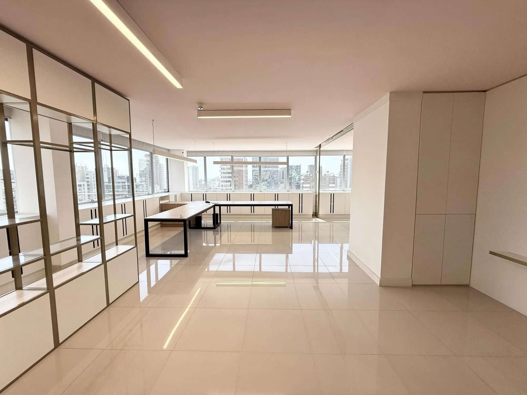 Imagem MÁFFER IMÓVEIS Sala comercial no bairro Auxiliadora, em ponto estratégico na Rua Eudoro Berlink, nº 354, região nobre de Porto Alegre, próxima às Avenidas Mariland e 24 de Outubro.