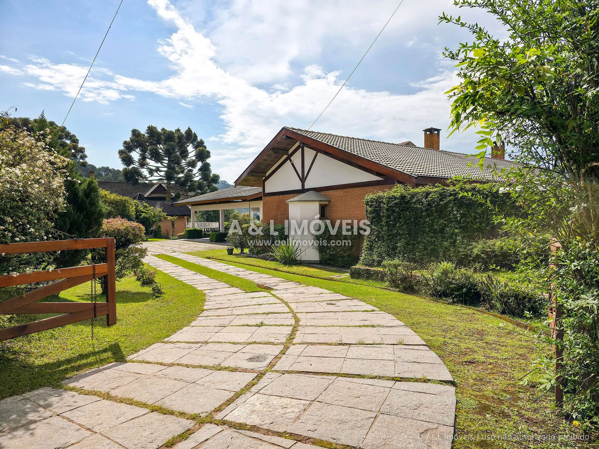Imagem Casa à venda com 5 suítes e 694,44 m² na Vila Sylvia, Campos do Jordão
