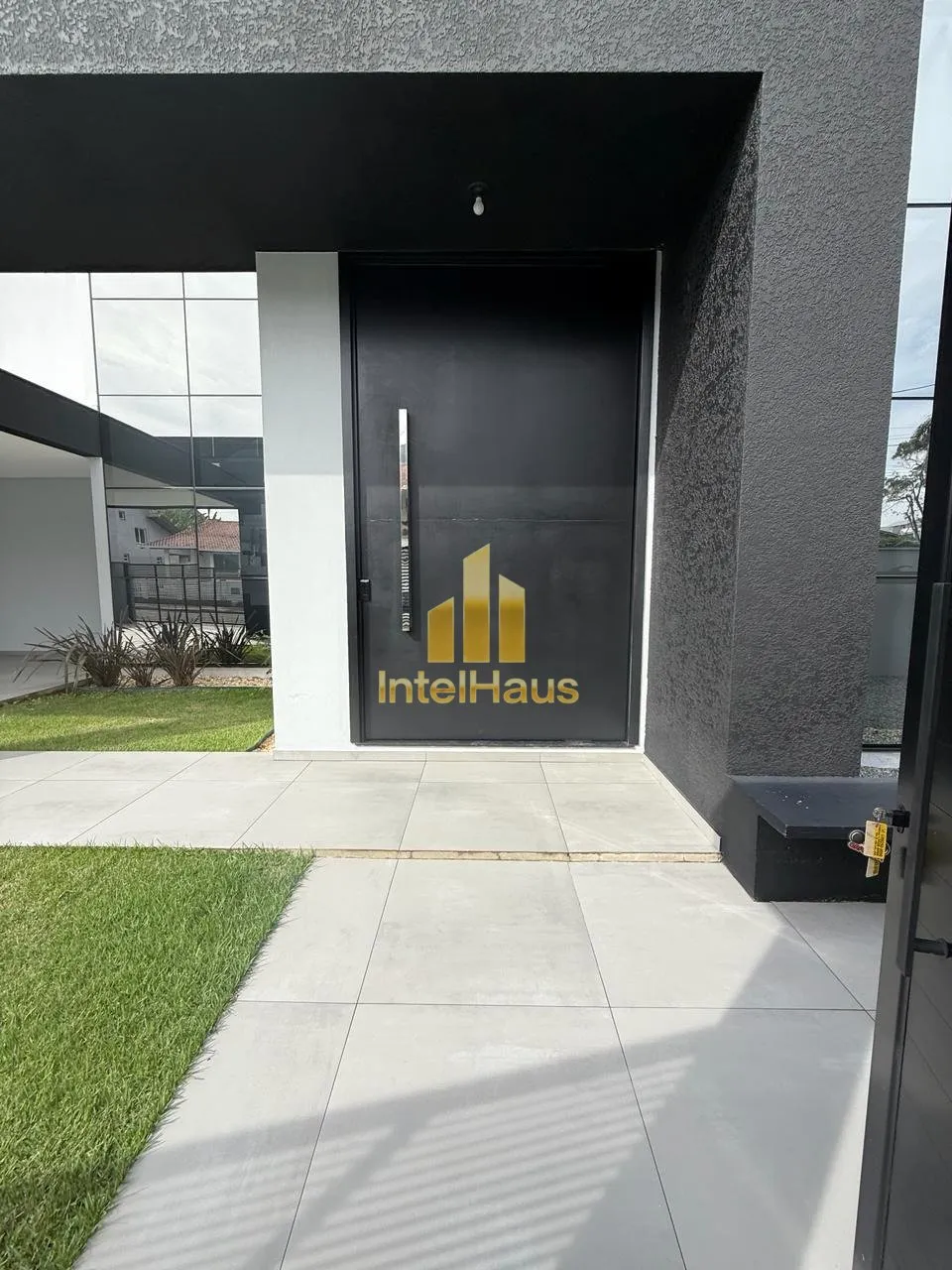 Imagem Residência contemporânea localizada na Praia de Itaguaçu, no bairro Ubatuba, a aproximadamente 30...