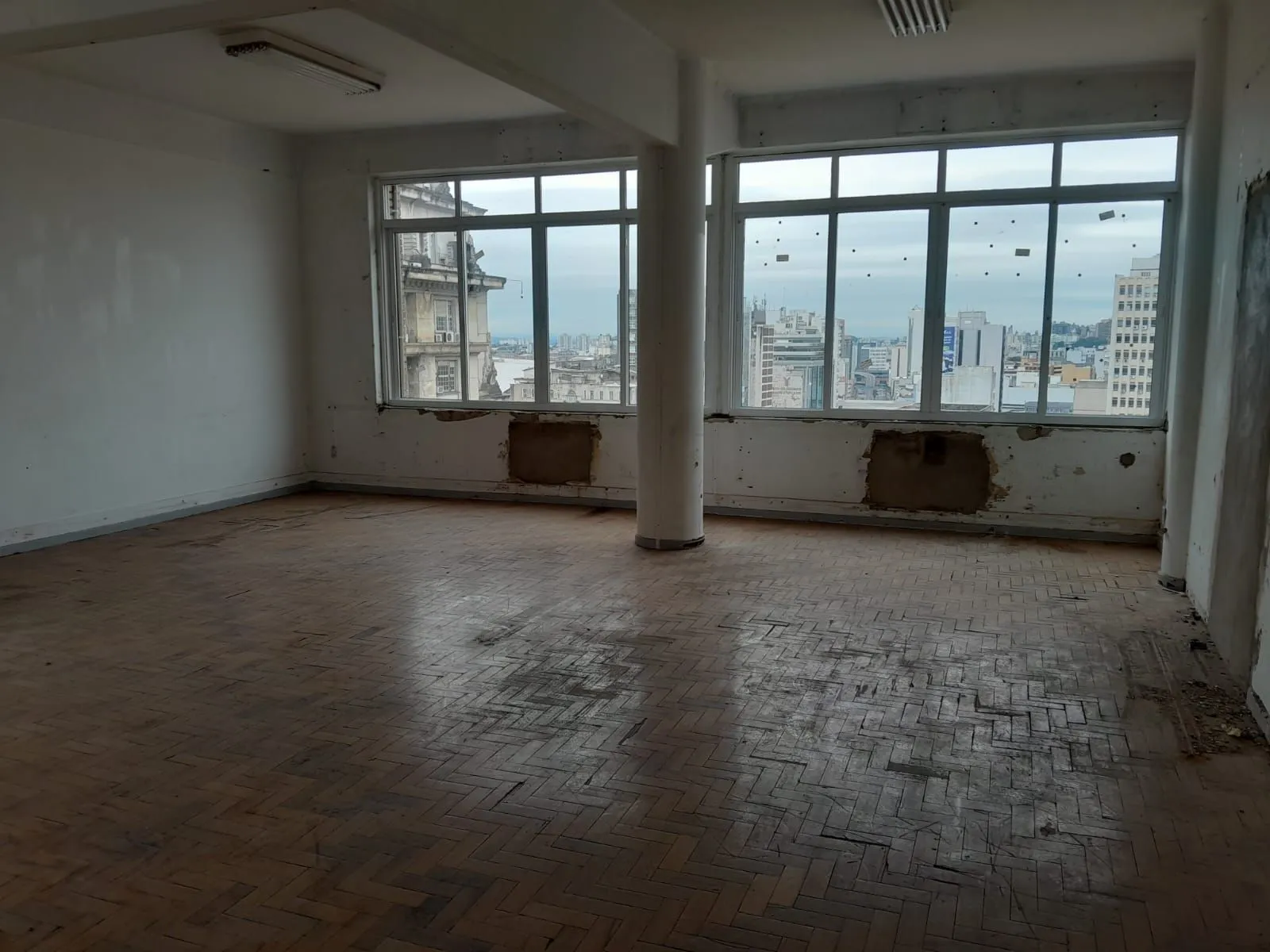 Imagem Salas com meio andar,para empresas ou órgãos públicos com 262,41m2 ,Centro