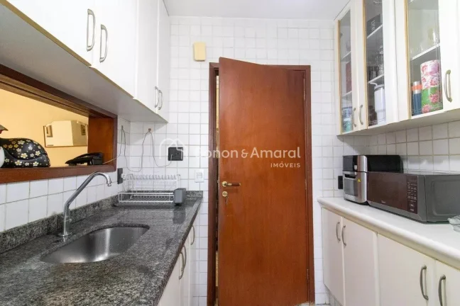Imagem Localizado no charmoso bairro de Mansões Santo Antônio, este espaçoso apartamento de 80 metros qu...