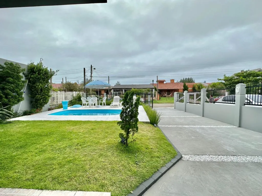 Imagem Casa 4 Dormitórios - Bairro Noiva do Mar