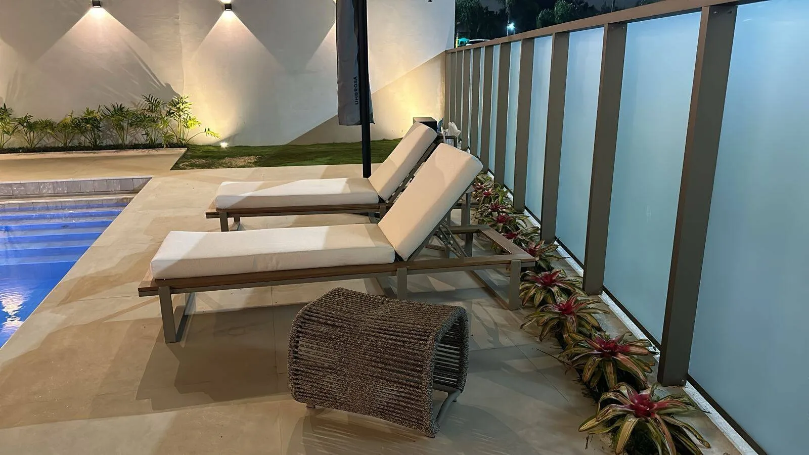 Imagem Luxuosa Casa de Condomínio em Alphaville - 4 Suítes, Lazer Completo e Acabamento Sofisticado