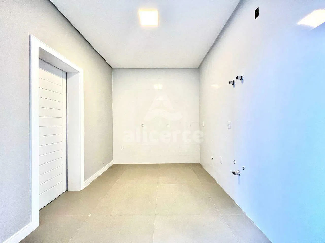 Imagem Casa residencial à venda condomínio (Delta Ville) | 3 quartos, 1 suíte, 2 vagas | Porcelanato e área gourmet