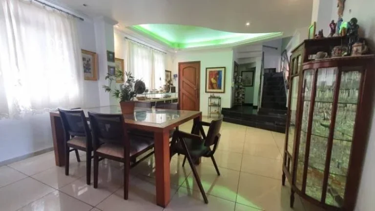 Imagem Casa moderna e versátil com 04 quartos, espaço gourmet e edícula.