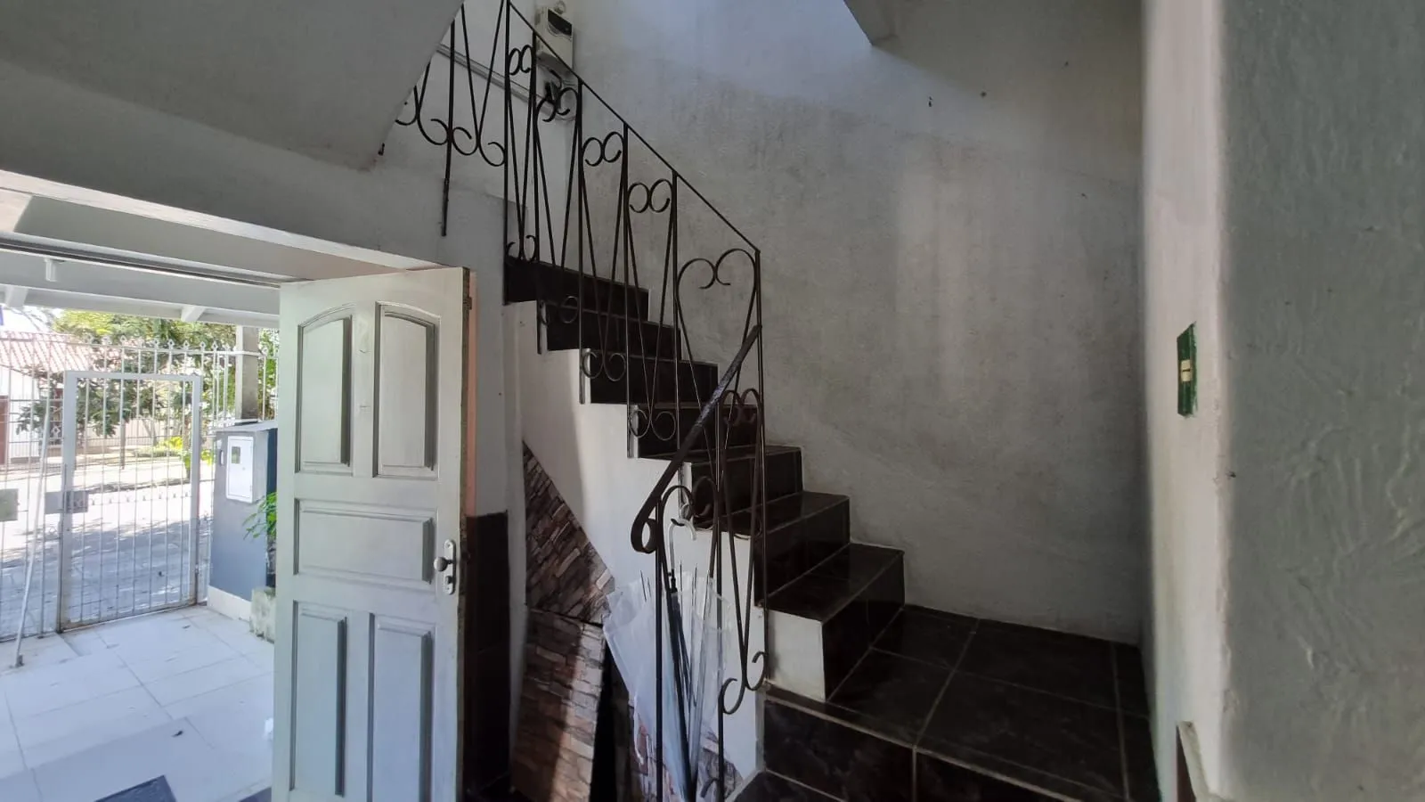 Imagem Casa Residencial de 2 pisos com 3 dormitórios , 2 banheiros + 1anexo com 2 aptos JKs , construído nos fundos do terreno no bairro Cidade Baixa/Azenha em Porto Alegre/RS.