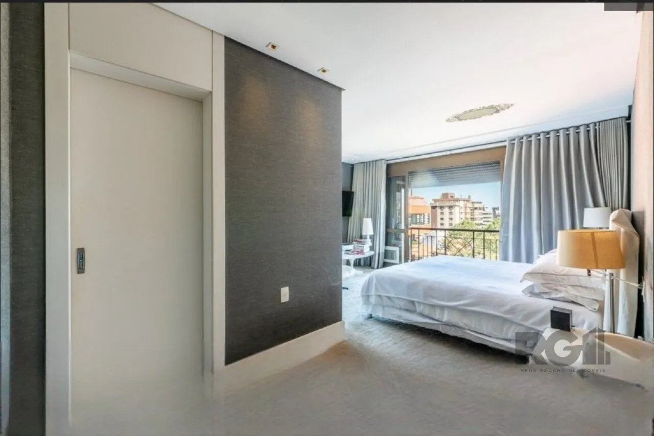 Imagem Casa no bairro Boa Vista em porto alegre com piscina, churrasqueira, lareira e garagem para 3 carros.