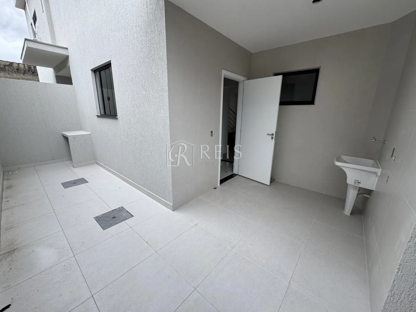 Imagem Casa para Venda em Rio das Ostras, Costazul, 3 dormitórios, 3 suítes, 4 banheiros, 3 vagas