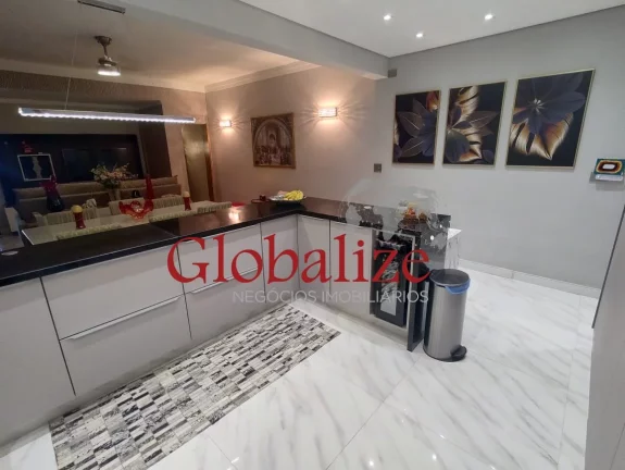 Imagem Casa térrea nova à venda no coração do Gonzaga, próximo da praia por R$.1.350.000,00.