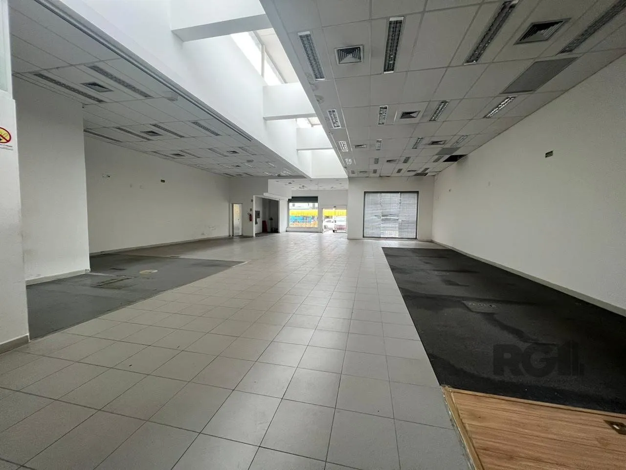 Imagem Loja para Venda - 450m², 0 dormitórios, 1 vaga - Petrópolis