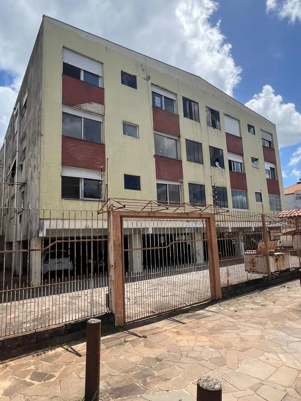Apartamento à Venda com 02 Quartos na Av do Forte, Vila Ipiranga em Porto Alegre