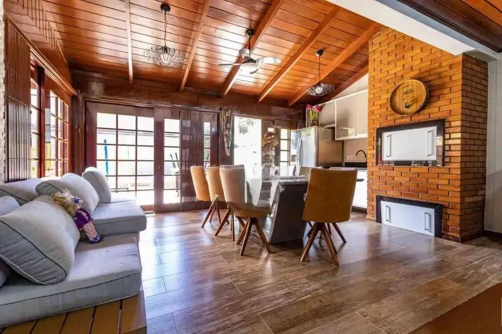 Imagem Casa com 4 dormitórios, suíte, piscina e 4 vagas.