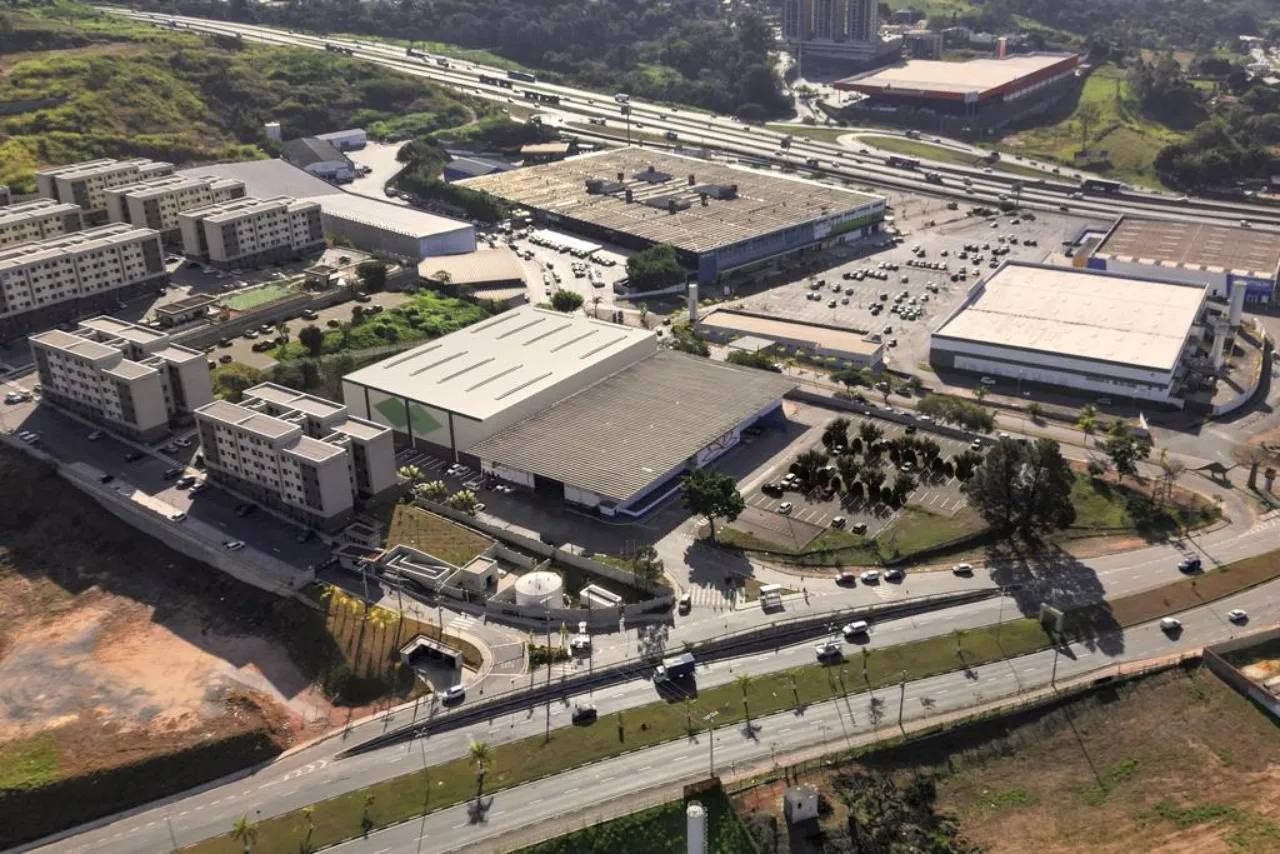 Imagem Galpão Comercial para Locação no Centro de Votorantim-SP: 4 Salas, 8 Banheiros, 40 Vagas e 20.000m² de Área!