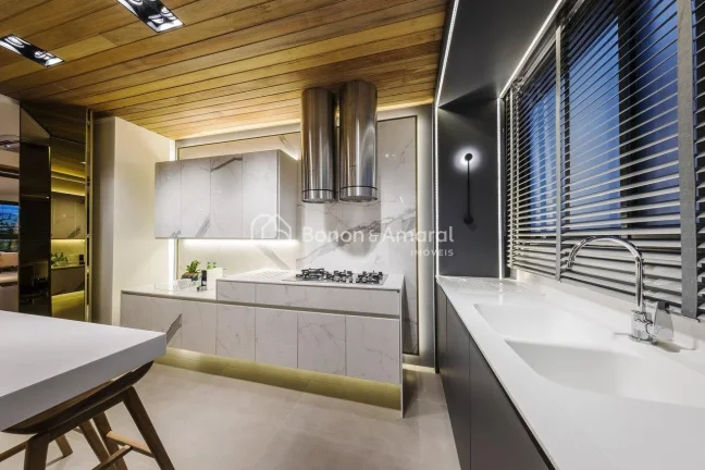 Imagem Magnífico apartamento no Cambuí, no Edifício Le Reve, com 316 m². 

O imóvel possui living para...