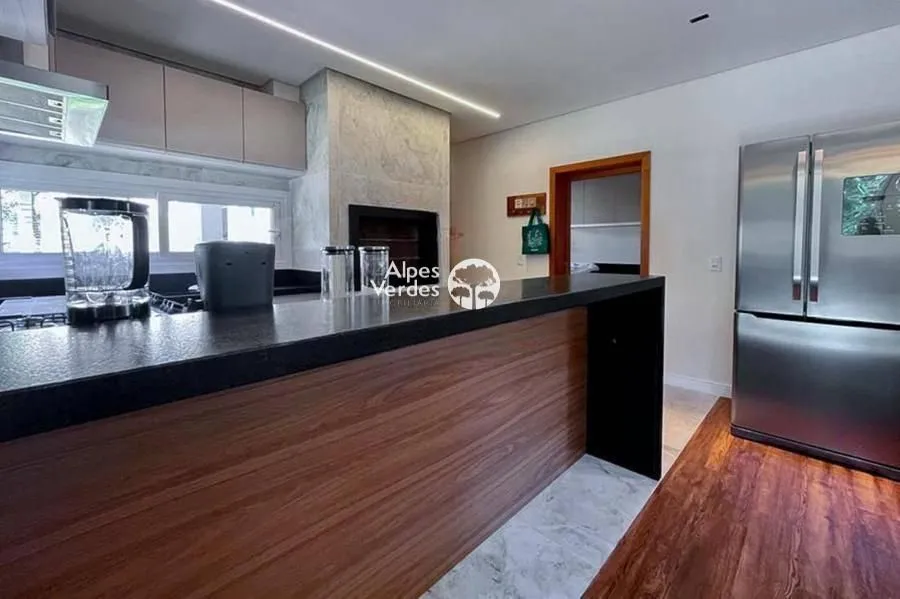 Imagem Vende-se Casa em Condominio com 3 suites a 5 minutos da Rua Coberta