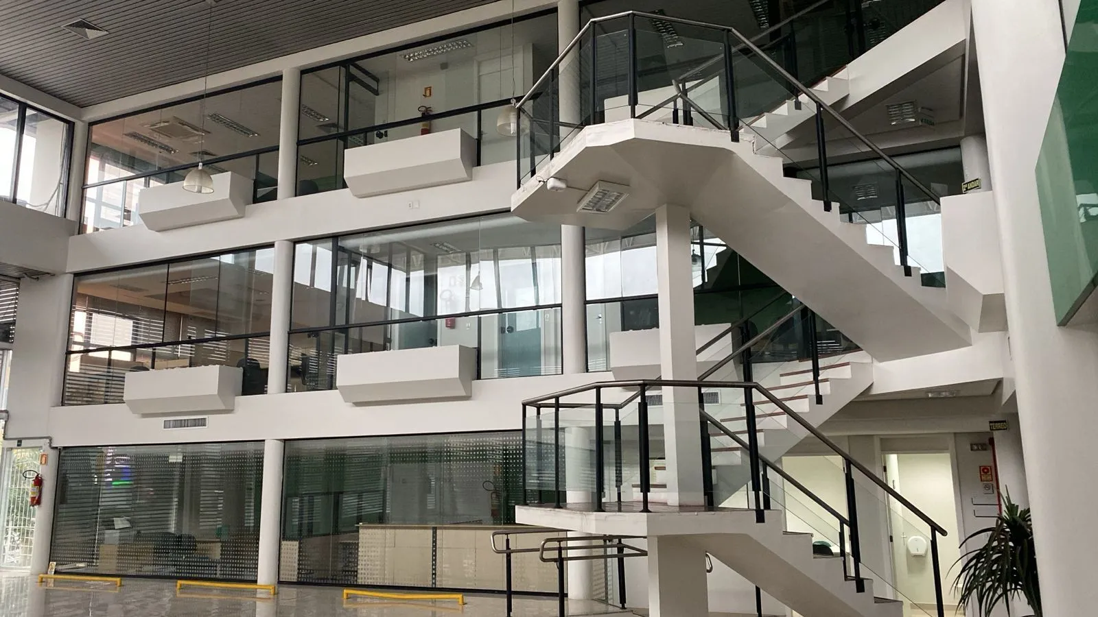Imagem MÁFFER IMÓVEIS ALUGA LOJA / PRÉDIO COMERCIAL - AV. SERTÓRIO | PORTO ALEGRE/RS Área total: 1.200 m² Aluguel: R$ 48.000/mês Diferenciais do Imóvel Altíssima visibilidade Testada ampla com vitrine Fluxo intenso de veículos