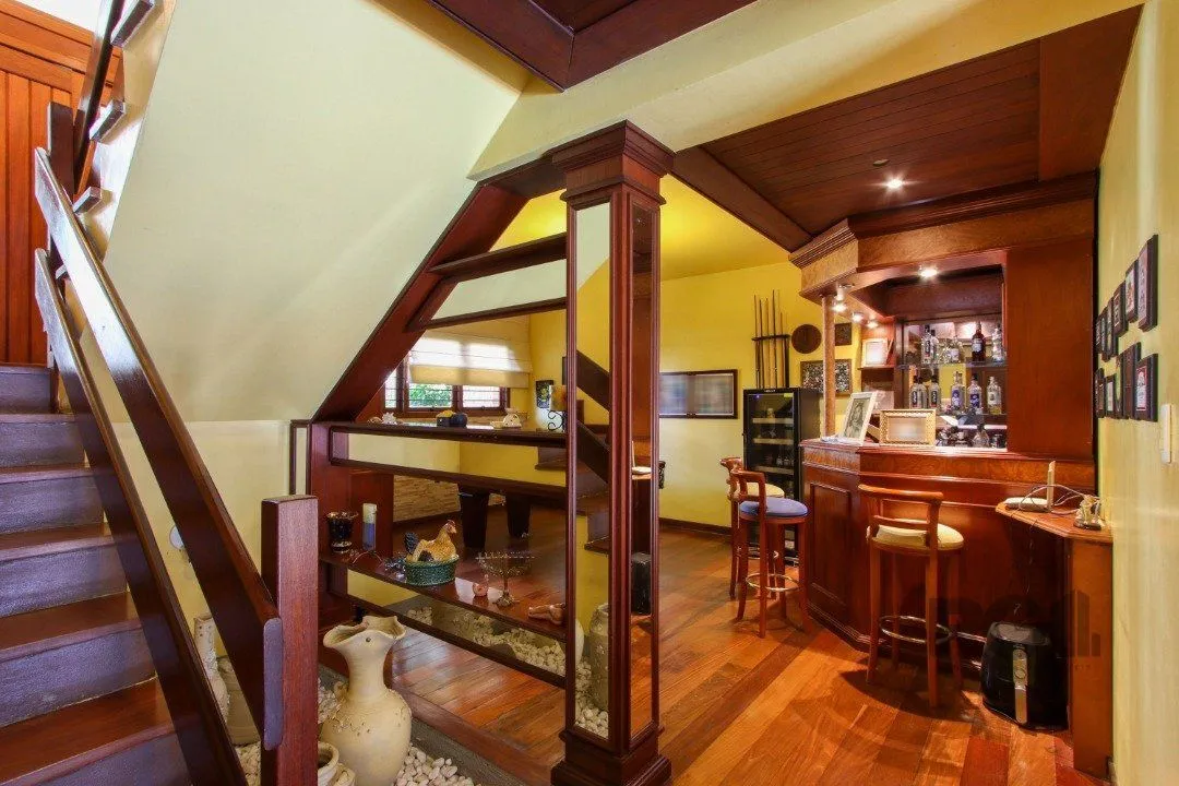 Imagem Casa com 4 dormitórios, sendo 1 suíte, com 2 vagas cobertas, no bairro Nonoai, Porto Alegre, RS