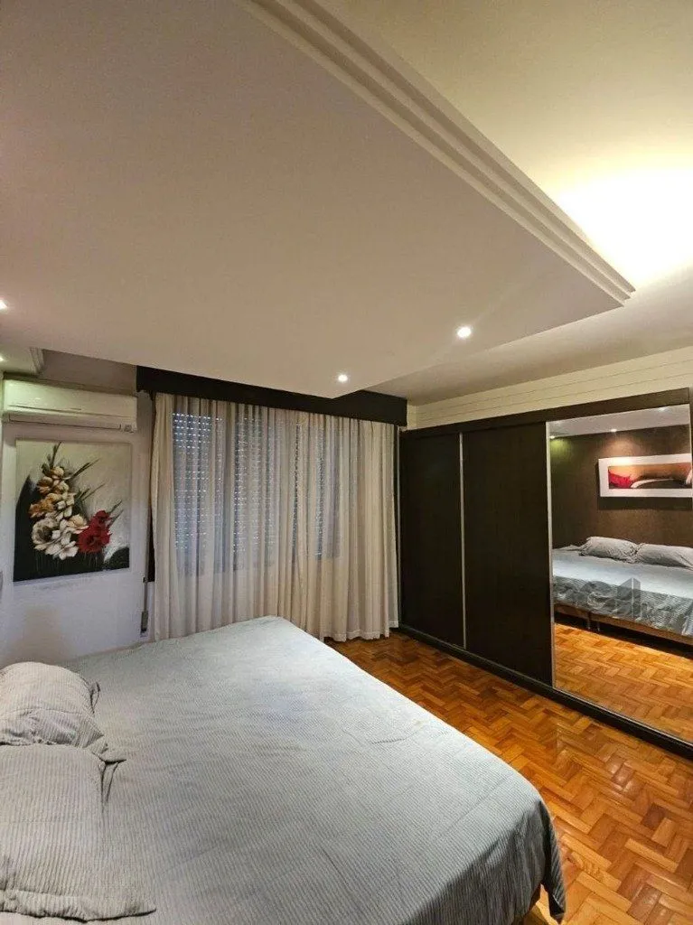 Imagem casa de 5 dormitórios no bairro Glória
