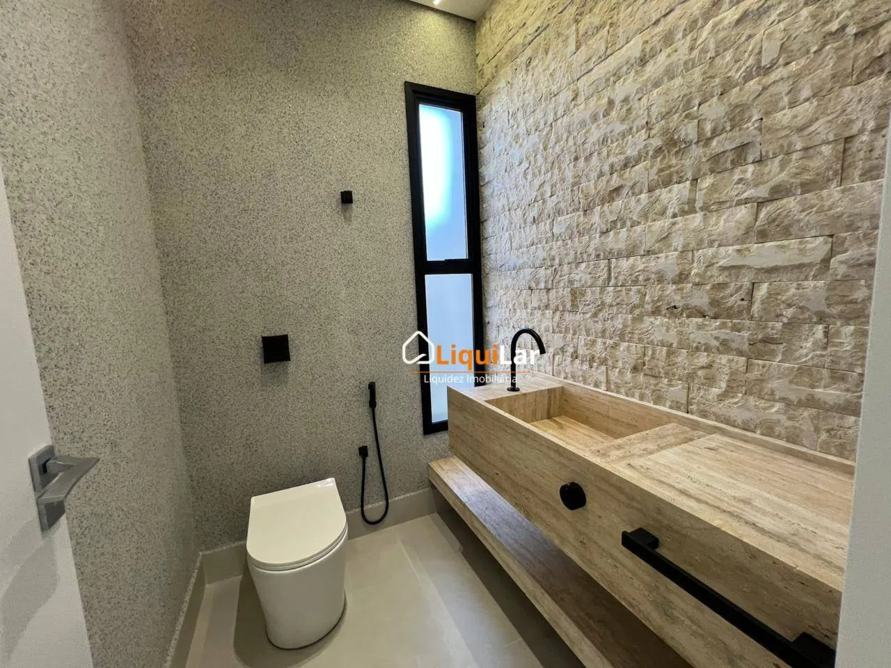 Imagem Casa de Alto Padrão com 3 Suítes, Piscina e Energia Fotovoltaica em Condomínio Fechado