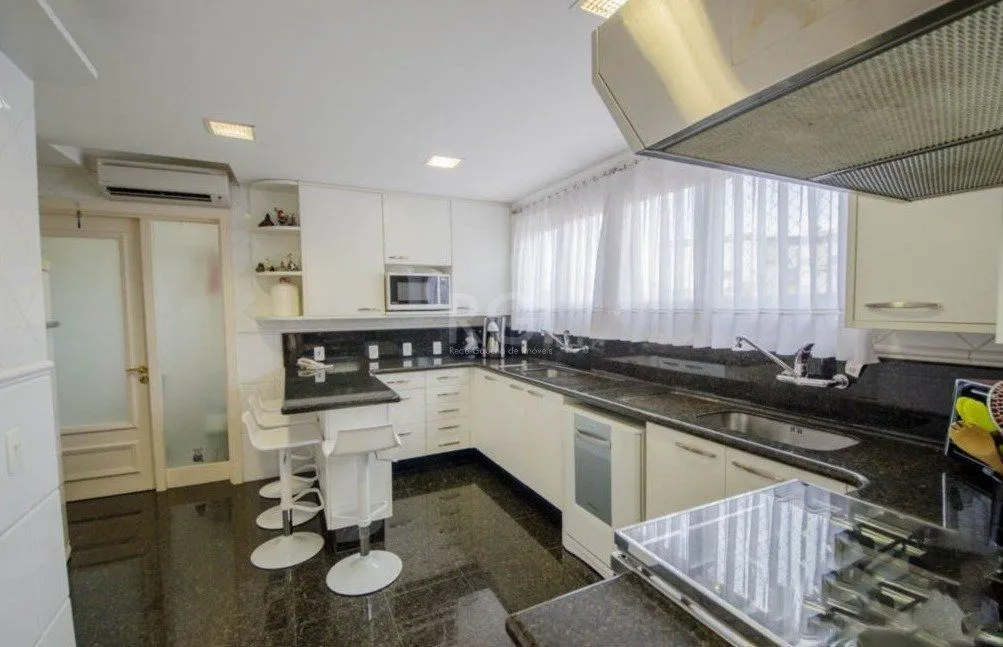 Imagem Apartamento a venda semi mobiliado 3 suítes no Moinhos de Vento