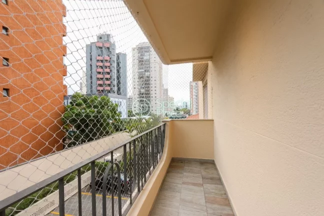 Imagem Conforto e praticidade são reunidos neste apartamento de três suítes no Campo Belo. Saindo do hal...