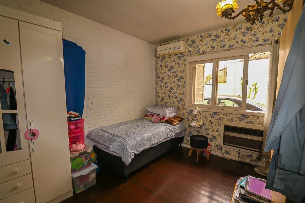 Imagem Casa com 2 quartos, vaga de garagem, churrasqueira, com 200m² privativos no centro de Esteio/RS
