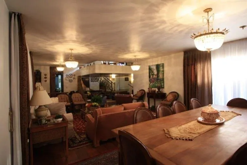 Imagem Casa para Venda em São Paulo, Alto de Pinheiros, 4 dormitórios, 2 suítes, 3 banheiros, 6 vagas