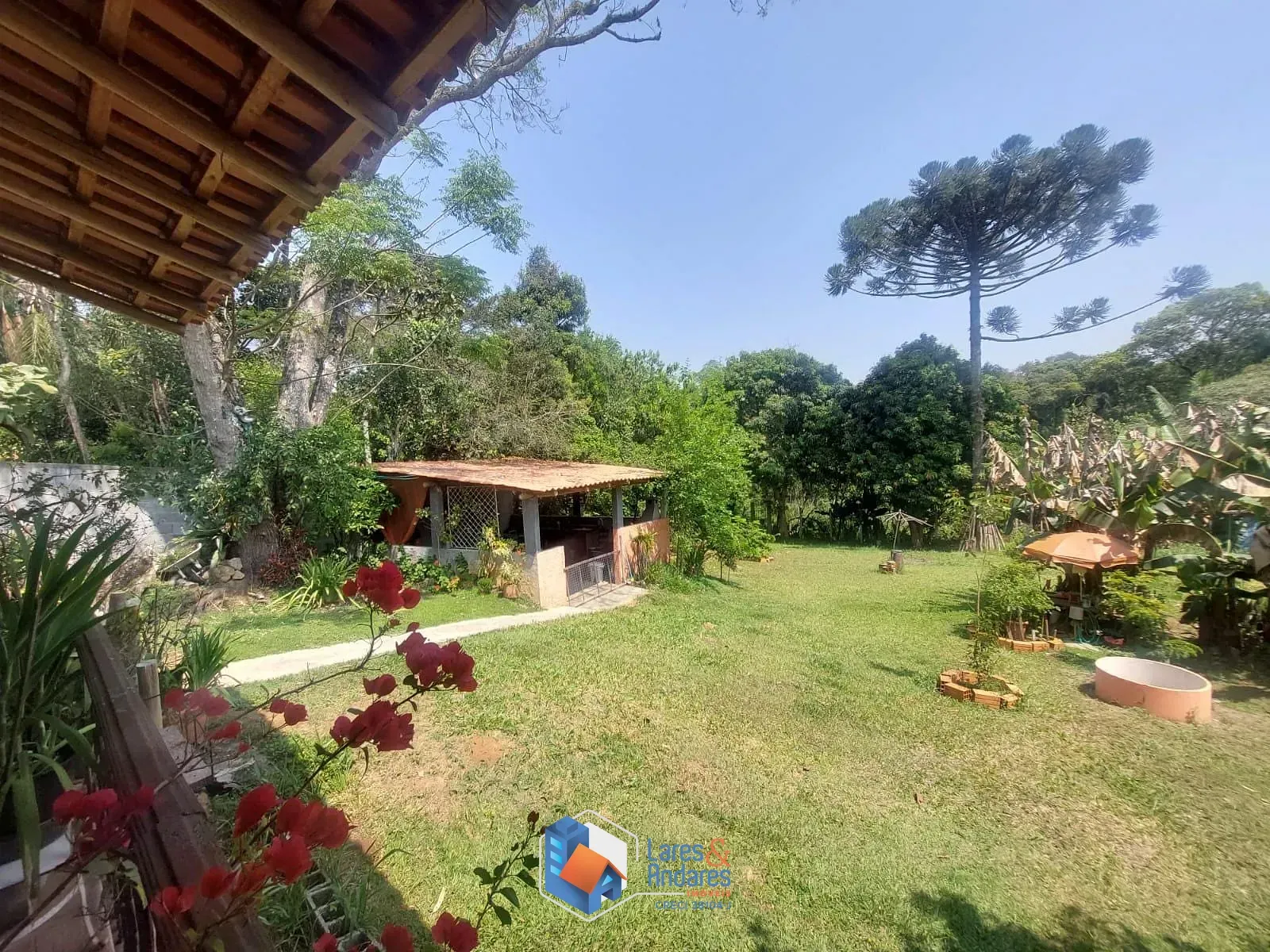 Imagem CASA RÚSTICA EM CONDOMÍNIO, 243 M² DE ÁREA ÚTIL, ÁREA TOTAL DE 1.801 M², 2 SUÍTES, 3 SALAS, 3 VAGAS E PORTARIA 24 HORAS - COTIA - SP