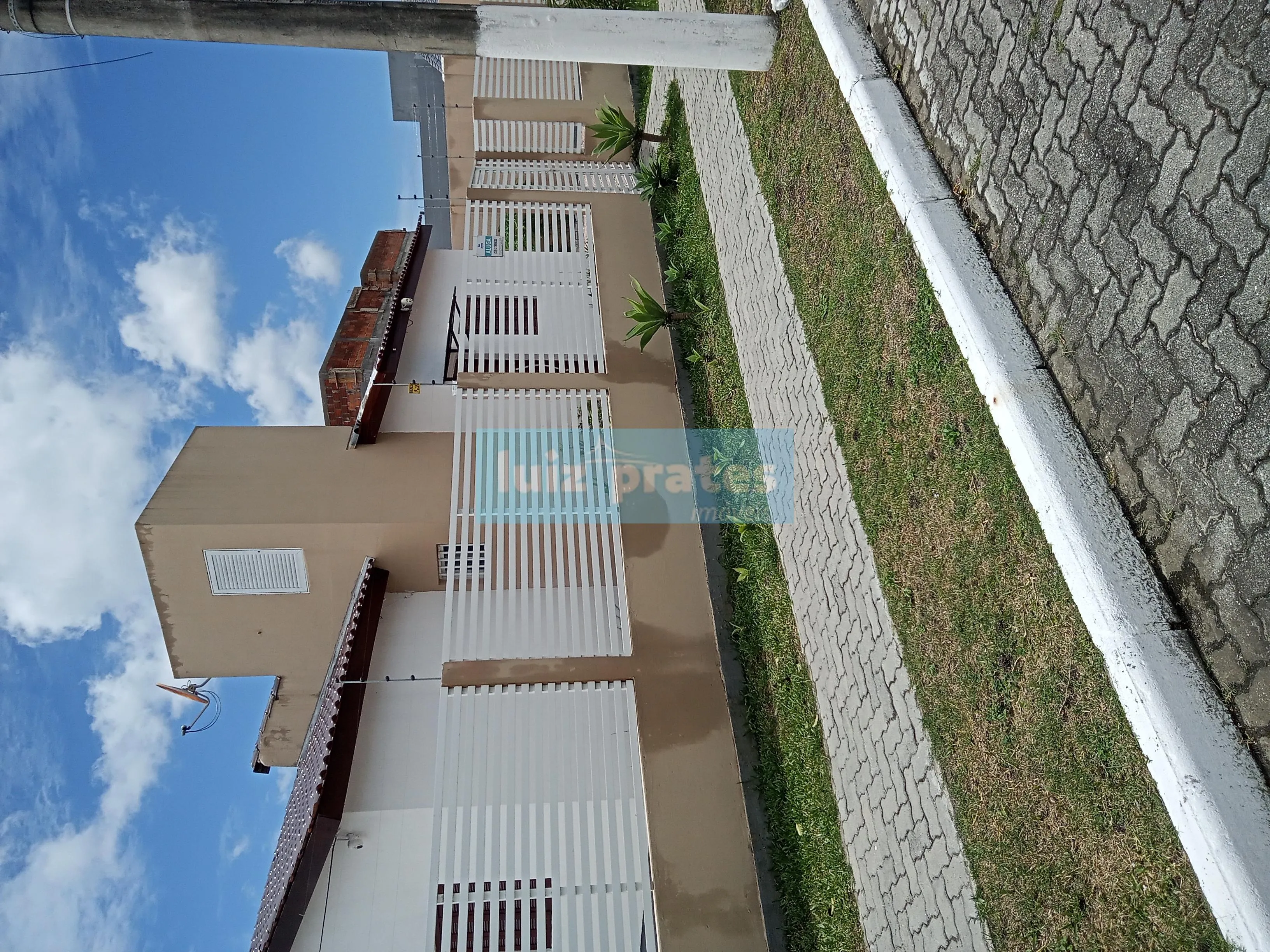 Foto do imóvel Ótima casa térrea, pátio grande, toda murada, portão acionamento eletrônico