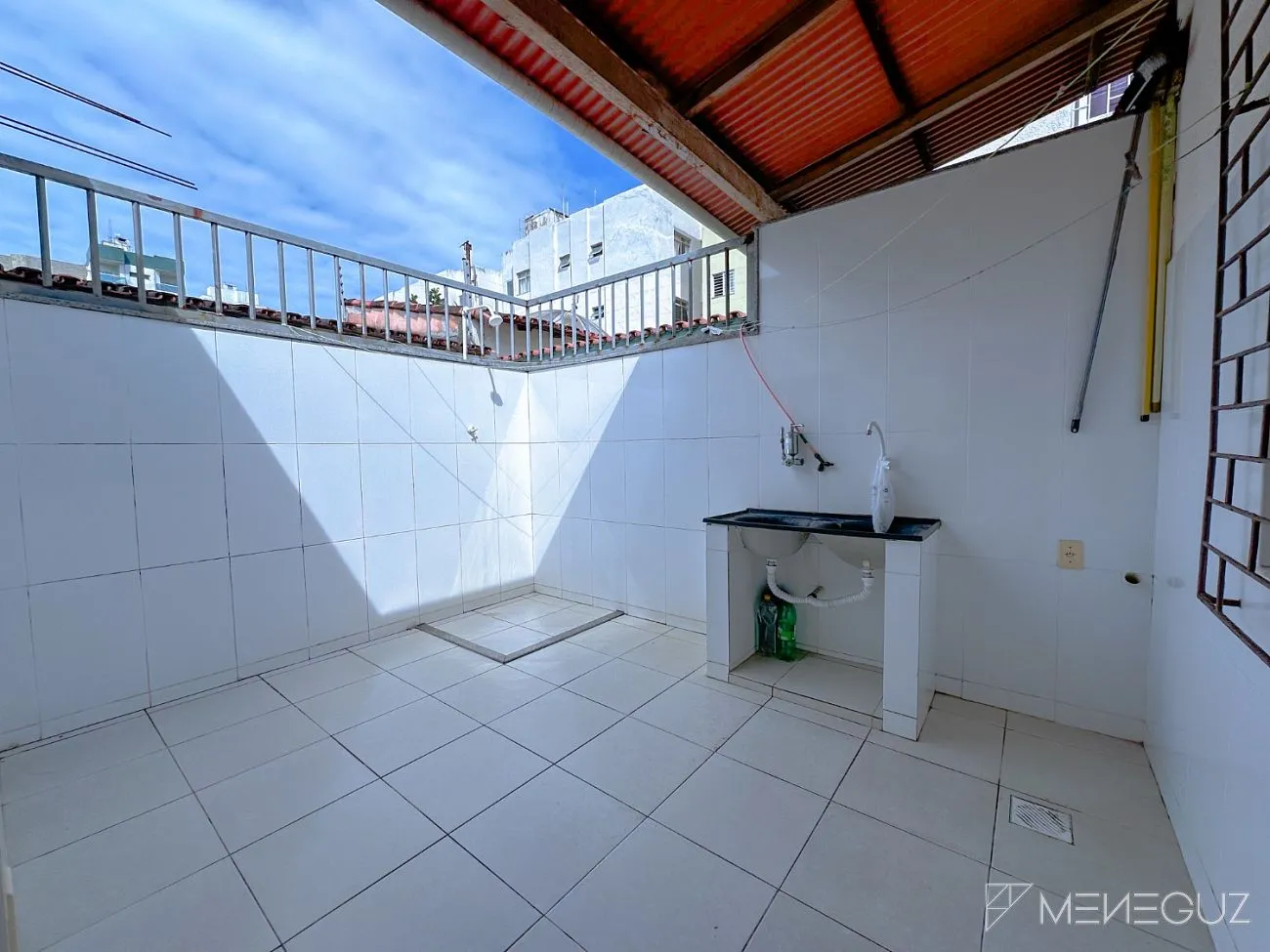 Imagem Casa na Av. Copacabana - Praia do Morro | 4 quartos (suíte) + casa 2 quartos nos fundos | 360 m² de terreno | 6 vagas