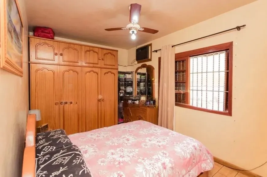 Imagem Casa térrea com 200m² privativos, 3 quartos, Rua Sylvio Sanson - Sarandi