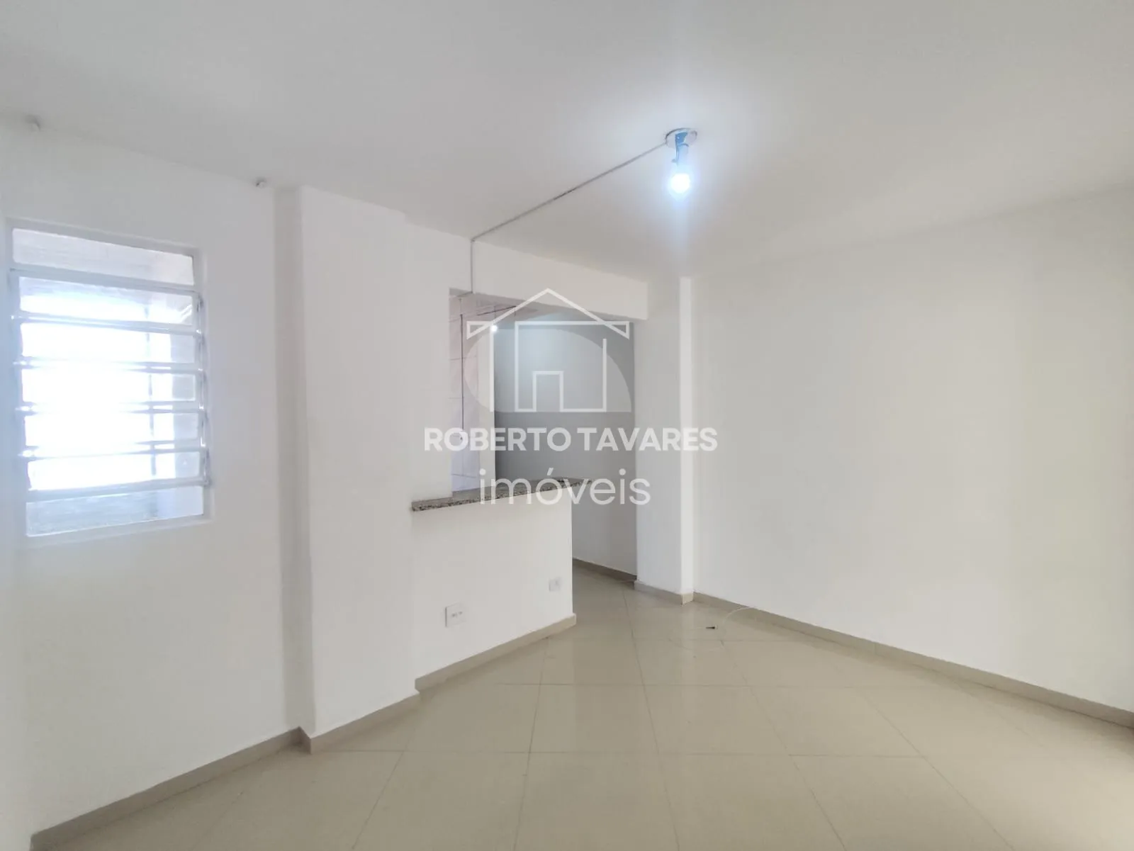 Imagem Apartamento de 64m² com 2 dormitórios, 2 banheiros, sem suíte, localizado no último andar do edifício. Cozinha americana integrada à sala.