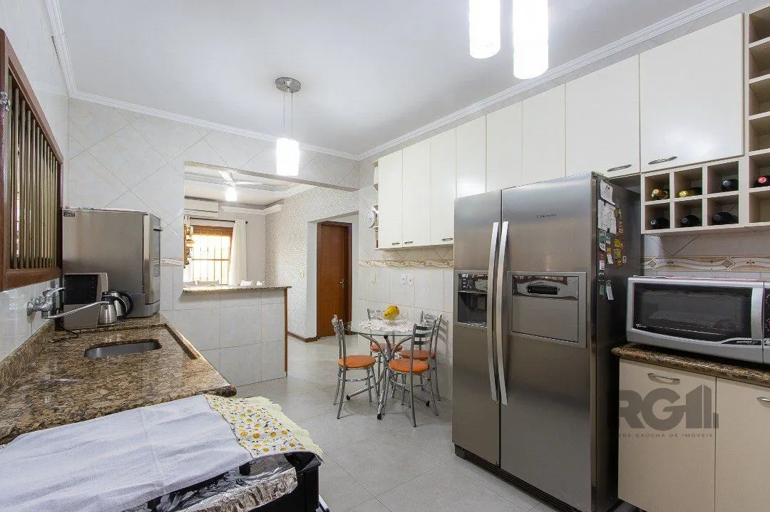 Imagem Casa para Venda com 3 dormitórios, sendo 1 suítes e 2 vagas no bairro Hípica