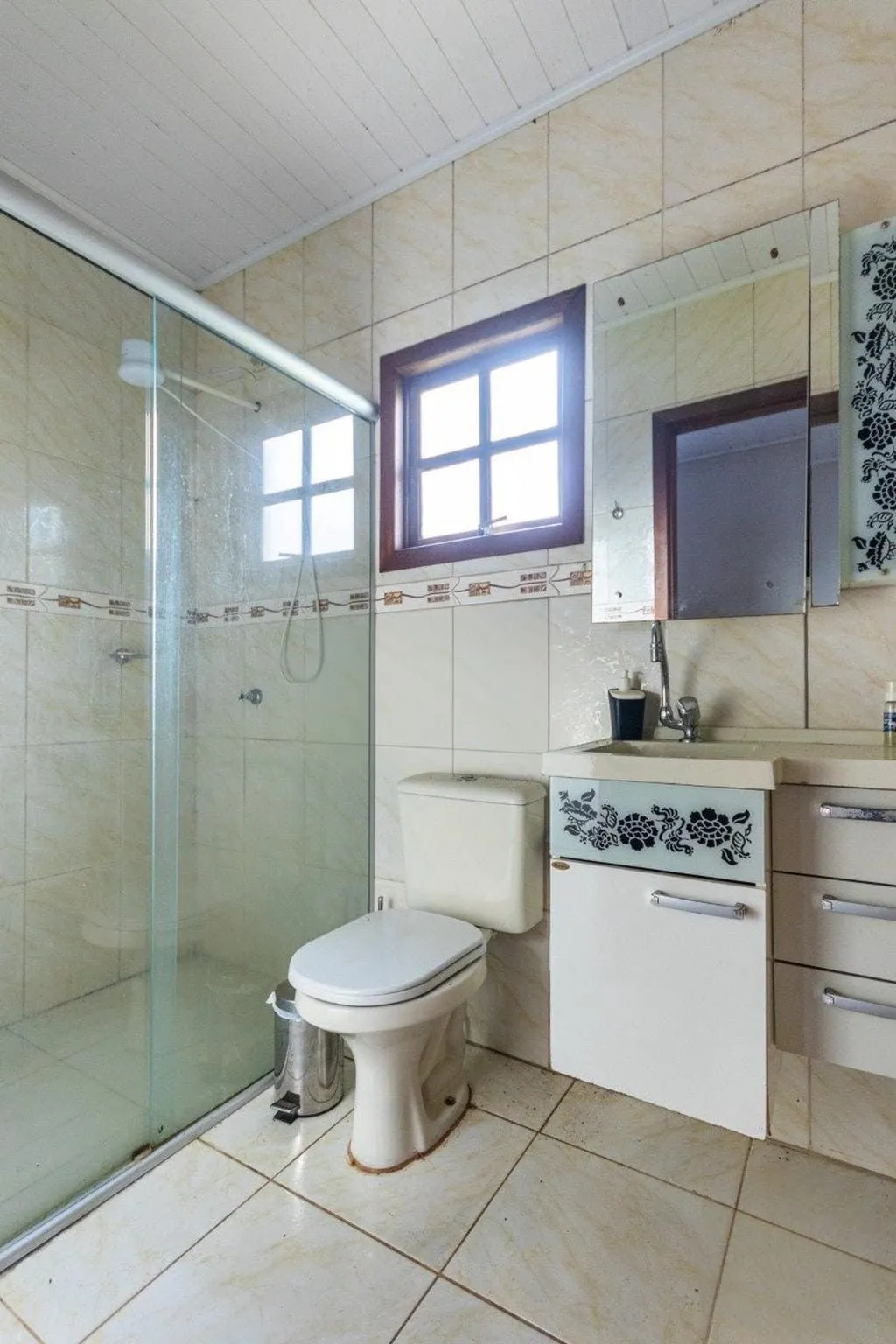 Imagem Casa de 3 dormitórios no Bairro Lomba do Pinheiro - Porto Alegre