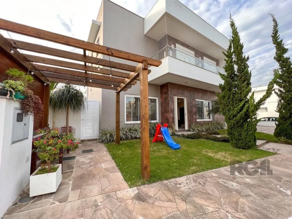 Imagem Excelente residência com aproximadamente 242m² privativos,