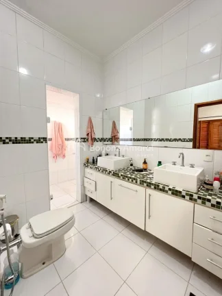Imagem Sobrado com 4 suítes. Esse sobrado reúne amplitude, conforto e uma localização estratégica em B...