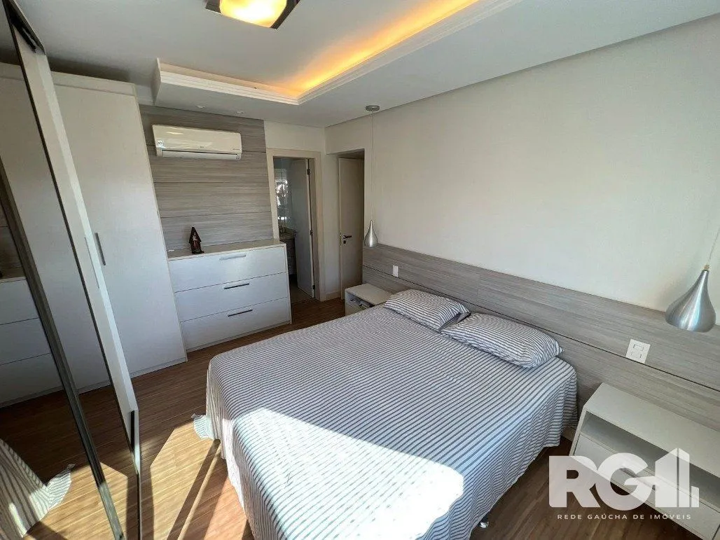Imagem Espetacular apartamento para VENDA mobiliado, 3 dormitórios, 2 vagas cobertas, infra completa no coração do Bairro Petrópolis.
