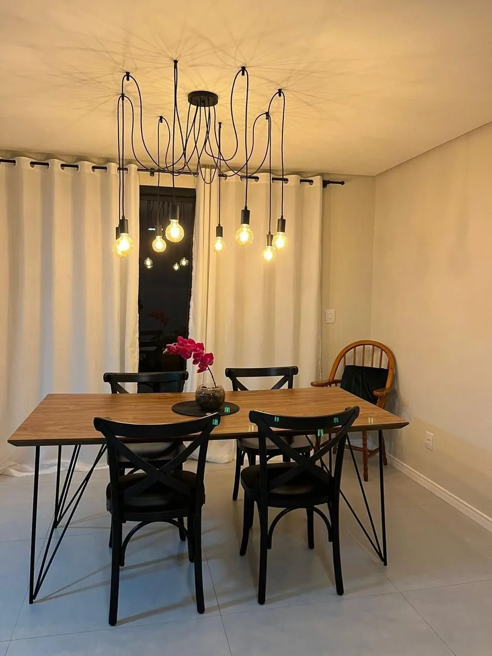 Imagem Casa em condomínio com 3 dormitórios, suíte e 2 vagas.