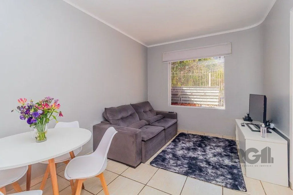 Casa com 99,73m², 2 dormitórios, 2 vagas no bairro Floresta