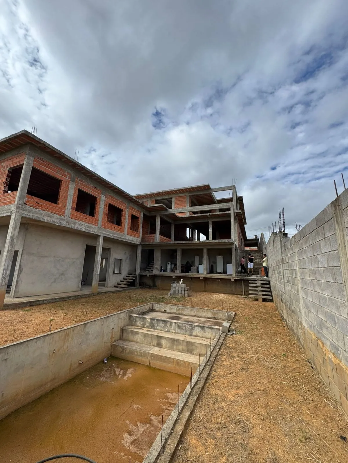 Imagem Casa em Construção no Condomínio Fazenda Alta Vista - 752m² de Área Construída e 6 Suítes