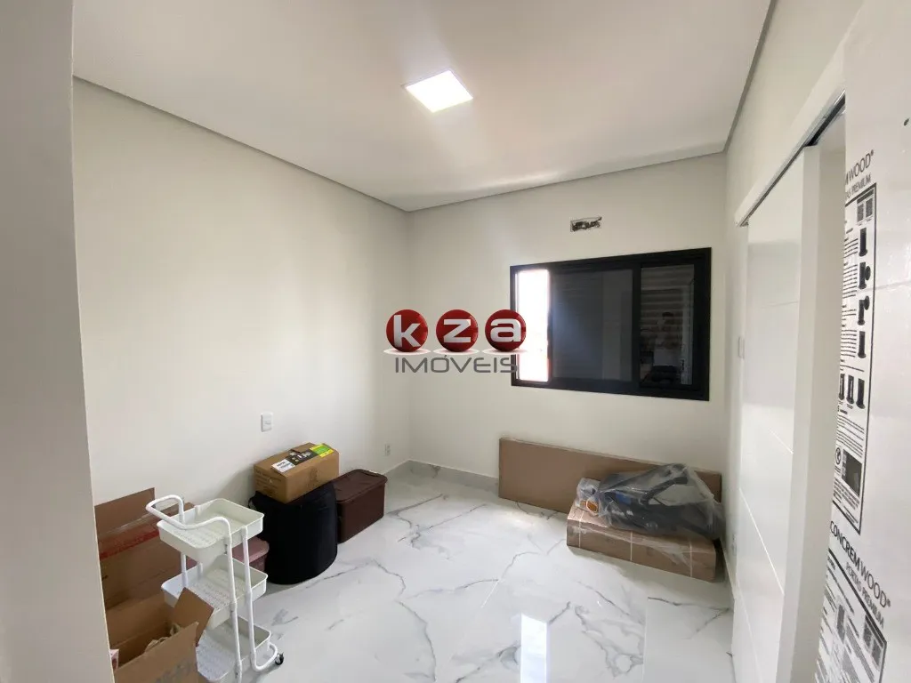 Imagem Casa em condomínio de alto padrão em Valinhos-SP, 3 quartos, 1 suíte, 2 salas, 4 banheiros, 2 vagas de garagem, 244m²