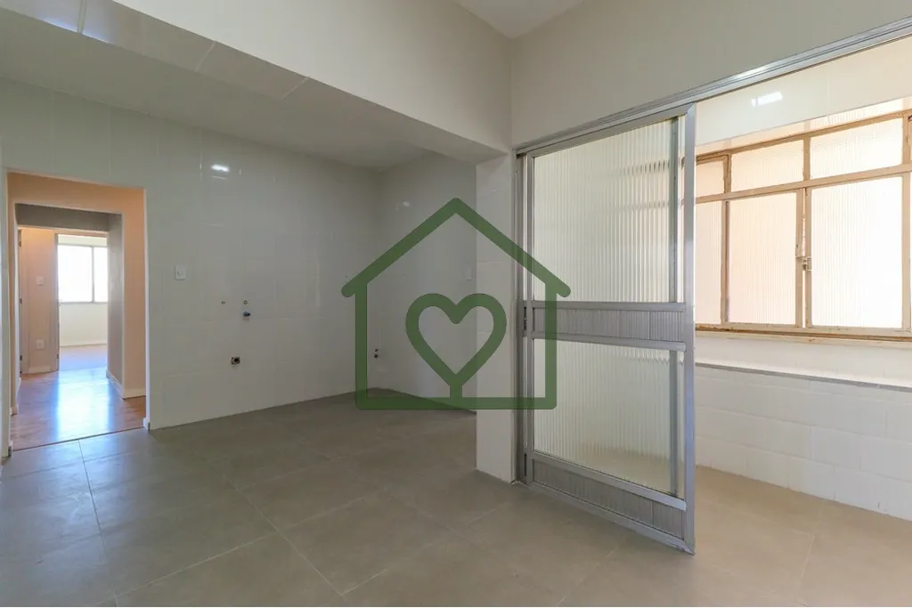 Imagem Apartamento com três dormitórios sendo uma suíte, cuja sacada permite visualizar o nascer e o pô...
