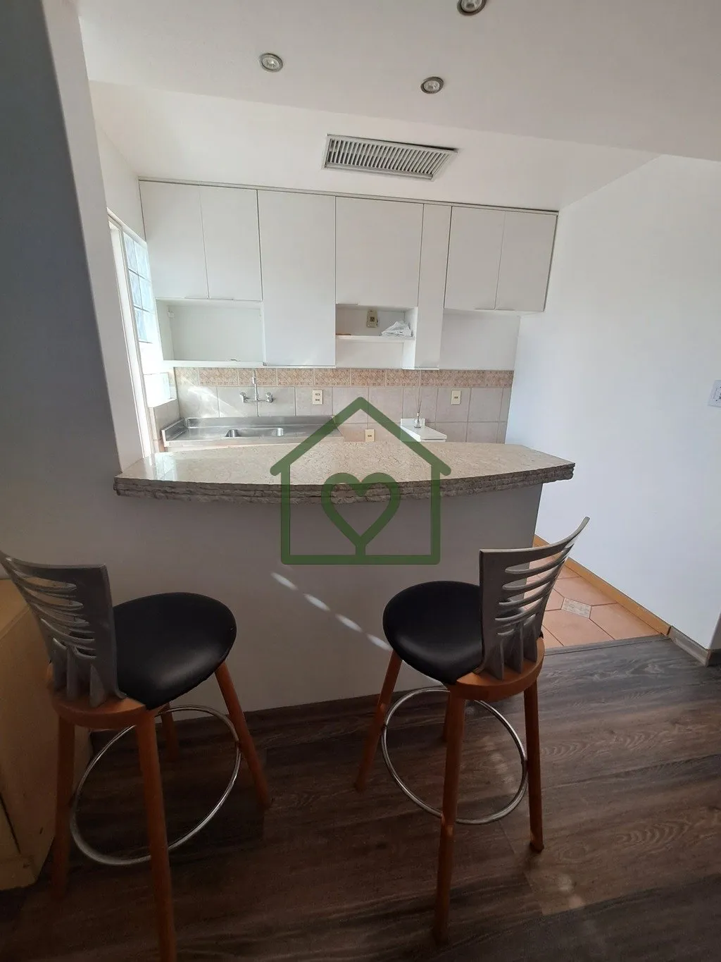 Imagem Apartamento reformado em frente ao Zaffari da Cristóvão Colombo com 1 dormitório e móveis sob me...