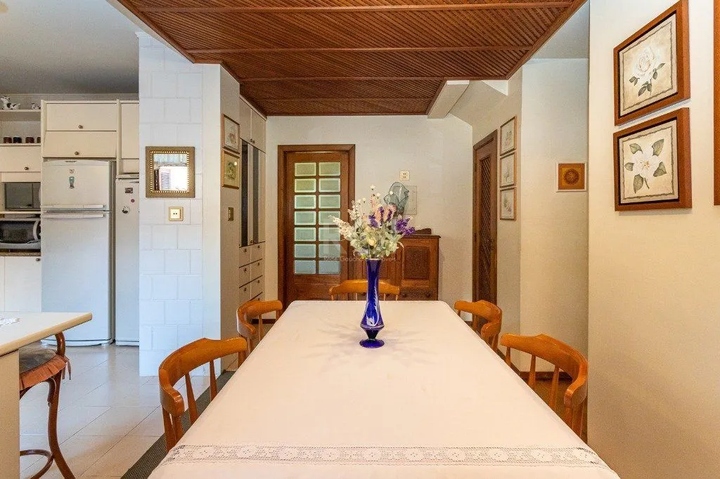 Imagem Casa sobrado no Partenon de 3 dormitórios e amplo pátio
