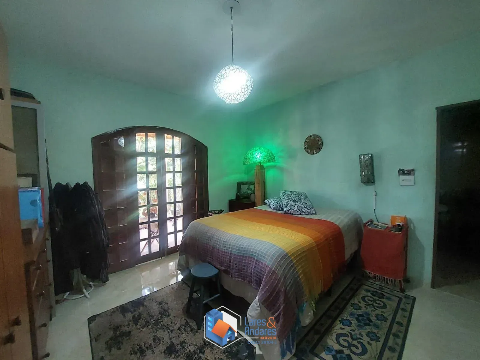 Imagem CASA RÚSTICA EM CONDOMÍNIO, 243 M² DE ÁREA ÚTIL, ÁREA TOTAL DE 1.801 M², 2 SUÍTES, 3 SALAS, 3 VAGAS E PORTARIA 24 HORAS - COTIA - SP