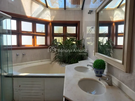 Imagem Encante-se com esta belíssima casa que oferece 4 suítes, incluindo uma suíte master com hidro e d...