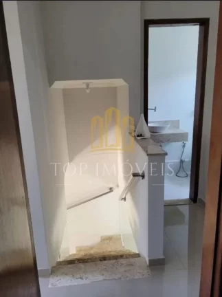 Imagem Seu refúgio perfeito em um charmoso condomínio! Encante-se com esta bela casa de 3 dormitórios, sendo 1 suíte.
