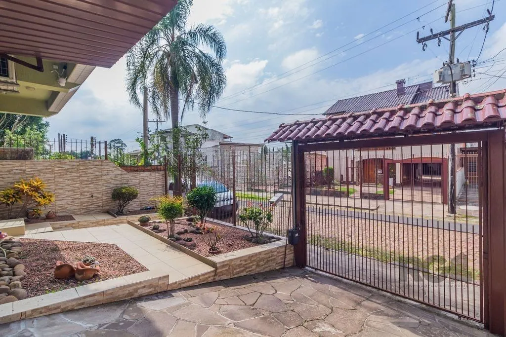 Imagem Casa de 4 dormitórios no bairro Sarandi