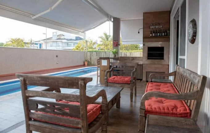 Imagem Localizada em um dos endereços mais nobres de Florianópolis, esta casa em Jurerê Internacional of...