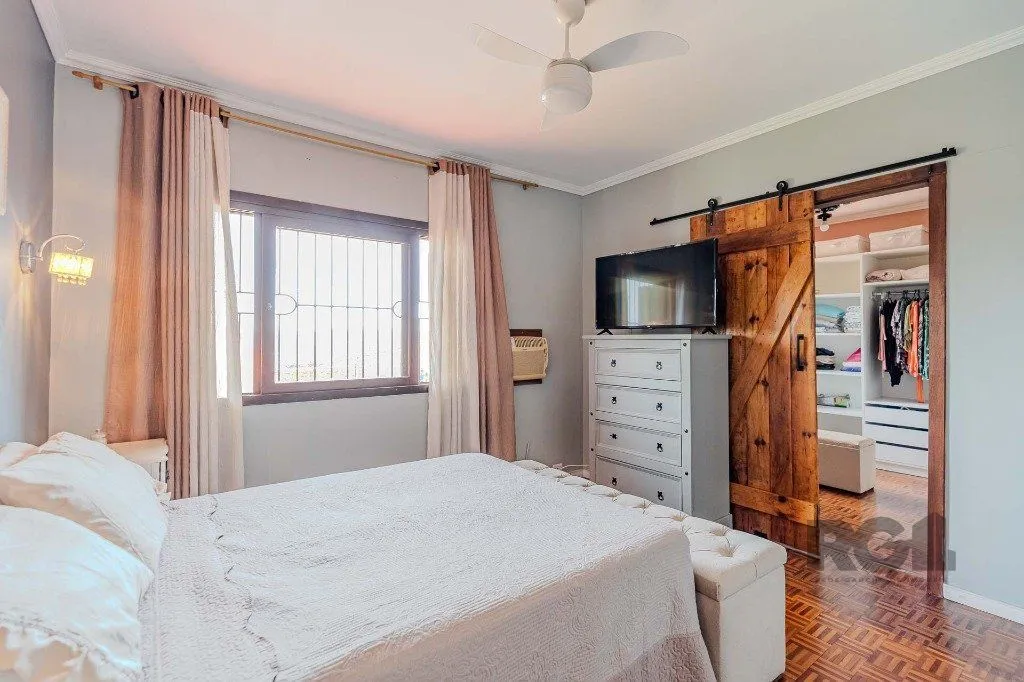 Imagem Casa com 234m², 3 dormitórios, 3 vagas no bairro Partenon